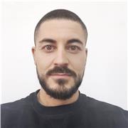 Giovane architetto a disposizione di giovani studenti